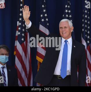 10. Oktober 2020 - Orlando, Florida, USA - Ein Mitglied des Geheimdienstes, das eine schützende Gesichtsmaske trägt, sieht auf, als US-Vizepräsident Mike Pence auf der Bühne ankommt, um sich an Unterstützer einer Kundgebung der Latinos für Trump-Kampagne an der Central Christian University am 10. Oktober zu wenden. 2020 in Orlando, Florida. Mit 24 Tagen bis zu den Präsidentschaftswahlen 2020 werben sowohl Donald Trump als auch der Demokrat Joe Biden um die Stimmen der Latinos, da die Latinos mit 32 Millionen Wahlberechtigten die größte ethnische oder ethnische Minderheit in den Wählern sind. (Foto von Paul Hennessy/NurPhoto) Stockfoto