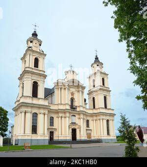 Baudenkmäler, touristische Zentren und interessante Orte in Weißrussland - katholische Kirche im Dorf Budslav Stockfoto