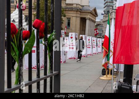 Eine Ausstellung „Stop Execution in Iran“, die die iranische Regierung auffordert, die Todesstrafe im Iran am 10. Oktober 2020 auf dem Trafalgar Square in London, England, zu beenden. Die Ausstellung, die von anglo-iranischen Gemeinschaften in Großbritannien veranstaltet wurde, markierte den Welttag gegen die Todesstrafe. (Foto von Dominika Zarzycka/NurPhoto) Stockfoto