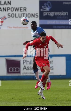 Yoan Zouma von Barrow bestreitet einen Header mit Conor Wilkinson von Leyton Orient während des Sky Bet League 2-Spiels zwischen Barrow und Leyton Orient in der Holker Street, Barrow-in-Furness am Samstag, dem 10.. Oktober 2020. (Foto von Mark Fletcher/MI News/NurPhoto) Stockfoto