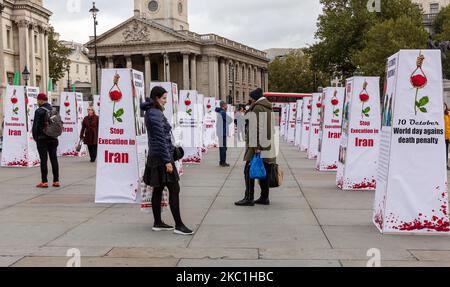 Eine Ausstellung „Stop Execution in Iran“, die die iranische Regierung auffordert, die Todesstrafe im Iran am 10. Oktober 2020 auf dem Trafalgar Square in London, England, zu beenden. Die Ausstellung, die von anglo-iranischen Gemeinschaften in Großbritannien veranstaltet wurde, markierte den Welttag gegen die Todesstrafe. (Foto von Dominika Zarzycka/NurPhoto) Stockfoto