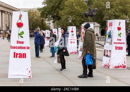 Eine Ausstellung „Stop Execution in Iran“, die die iranische Regierung auffordert, die Todesstrafe im Iran am 10. Oktober 2020 auf dem Trafalgar Square in London, England, zu beenden. Die Ausstellung, die von anglo-iranischen Gemeinschaften in Großbritannien veranstaltet wurde, markierte den Welttag gegen die Todesstrafe. (Foto von Dominika Zarzycka/NurPhoto) Stockfoto