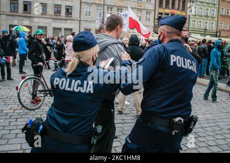 Die polnische Polizei verhafte einen Mann während einer Anti-Gesichtsmaske-Protestierenden in Breslau, Polen, am 10. Oktober 2020. Die Demonstranten erkennen an, dass es kein Virus gibt und dass es sich um eine Verschwörung großer Unternehmen handelt. (Foto von Krzysztof Zatycki/NurPhoto) Stockfoto