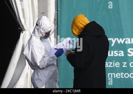 Ein Mitarbeiter der Diagnostics Group im Gesundheitswesen sammelt vor dem Coronavirus-Test am Drive-Thru-Standort in Krakau, Polen, am 10. Oktober 2020 Patientendaten. Aufgrund der zunehmenden Verbreitung von COVID-19 in Polen wird das gesamte Gebiet des Landes ab Samstag, dem 10. Oktober, als „gelbe“ Zone ausgewiesen. (Foto von Beata Zawrzel/NurPhoto) Stockfoto