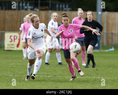 L-R Anne Meiwald von Watford Ladies und Nikita Whinnet von Crawley Wesps Ladies während des FA Women's National League - Southern Premier Division Match zwischen Crawley Wesps Ladies und Watford Ladies in Horley Town am 11. Oktober 2020 in Horley, England (Foto von Action Foto Sport/NurPhoto) Stockfoto