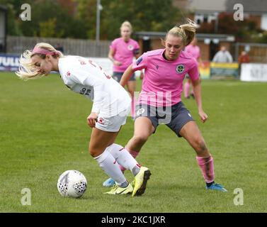 Ocean Rolandsen of Watford Ladies Holds of TASE Stephens of Crawley Wesps Ladies während des FA Women's National League - Southern Premier Division Match zwischen Crawley Wesps Ladies und Watford Ladies in Horley Town am 11. Oktober 2020 in Horley, England (Foto von Action Foto Sport/NurPhoto) Stockfoto