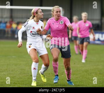 L-R Ocean Rolandsen von Watford Ladies und TASE Stephens von Crawley Wesps Ladies während des FA Women's National League - Southern Premier Division Spiels zwischen Crawley Wesps Ladies und Watford Ladies in Horley Town am 11. Oktober 2020 in Horley, England (Foto von Action Foto Sport/NurPhoto) Stockfoto