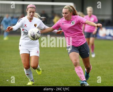 L-R Ocean Rolandsen von Watford Ladies und TASE Stephens von Crawley Wesps Ladies während des FA Women's National League - Southern Premier Division Spiels zwischen Crawley Wesps Ladies und Watford Ladies in Horley Town am 11. Oktober 2020 in Horley, England (Foto von Action Foto Sport/NurPhoto) Stockfoto