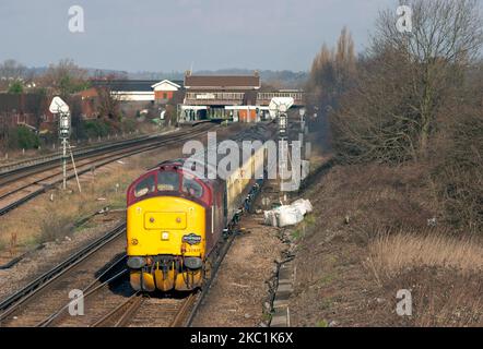 Ein Paar EWS-Diesellokomotiven der Baureihe 37 mit den Nummern 37410 und 37406 führt eine enthusiastische Eisenbahntour auf dem Flughafen Gatwick an. Stockfoto