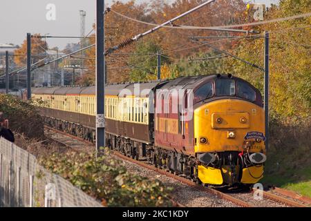 Ein Paar EWS-Diesellokomotiven der Baureihe 37 mit den Nummern 37410 und 37417 führt eine begeisterte Eisenbahntour auf dem Kensal Green Chord im Westen Londons. Stockfoto