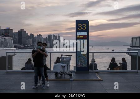 Am 12. Oktober 2020 in Hongkong, China, werden Menschen vor einer Nachbildung eines Flughafenstors posiert. (Foto von Vernon Yuen/NurPhoto) Stockfoto