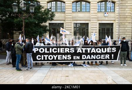 Etwa 30 Polizisten protestierten am 12. Oktober 2020 vor dem Polizeipräfektur Paris, Frankreich, um ihre Wut zwei Tage nach dem Angriff der Polizeistation von Champigny-sur-Marne zu zeigen. (Foto von Jerome Gilles/NurPhoto) Stockfoto