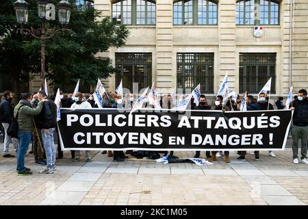 Etwa 30 Polizisten protestierten am 12. Oktober 2020 vor dem Polizeipräfektur Paris, Frankreich, um ihre Wut zwei Tage nach dem Angriff der Polizeistation von Champigny-sur-Marne zu zeigen. (Foto von Jerome Gilles/NurPhoto) Stockfoto
