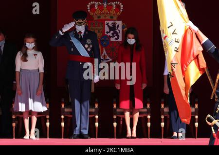 König Felipe VI. Von Spanien, Königin Letizia von Spanien, Kronprinzessin Leonor von Spanien und Prinzessin Sofia von Spanien nehmen an der Militärparade zum Nationalfeiertag im Königlichen Palast am 12. Oktober 2020 in Madrid, Spanien, Teil (Foto von Oscar Gonzalez/NurPhoto) Stockfoto