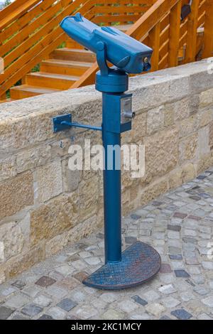 Münzbetriebener Fernglas-Tower-Viewer, dauerhaft auf einem Stiel montiert Stockfoto