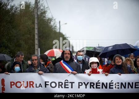 Auf dem Banner steht: "Für die Wälder der Pyrenäen". Mehrere Verbände, politische Parteien und Menschen riefen zu einem marsch von Capvern nach Lannemezan in den Pyrenäen auf, als ein globales Unternehmen, Florian, ein riesiges Sägewerk in der Nähe der Pyrenäenstadt Lannemezan bauen will. Das Sägewerk wird voraussichtlich fast 400,000 Kubikmeter Buchenholz pro Jahr behandeln. Dafür muss Florian in allen französischen Pyrenäen Buchen schneiden. Sie beabsichtigt, beschneidete Wälder zu räumen. Die Demonstranten kamen aus fast allen französischen Pyrenäen. Am 11.. Oktober 2020 in Lannemezan. Frankreich. (Foto von Alain Pitton/NurPhoto) Stockfoto