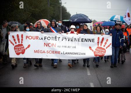 Auf dem Banner steht: "Für die Wälder der Pyrenäen, nein zum Projekt eines riesigen Sägewerks in Lannemezan".mehrere Verbände, politische Parteien und Menschen riefen als globales Unternehmen zu einem marsch von Capvern nach Lannemezan in den Pyrenäen auf, Florian, Will ein riesiges Sägewerk in der Nähe der Pyrenäenstadt Lannemezan bauen. Das Sägewerk wird voraussichtlich fast 400,000 Kubikmeter Buchenholz pro Jahr behandeln. Dafür muss Florian in allen französischen Pyrenäen Buchen schneiden. Sie beabsichtigt, beschneidete Wälder zu räumen. Die Demonstranten kamen aus fast allen französischen Pyrenäen. Am 11.. Oktober 2020 in Lannemezan Stockfoto