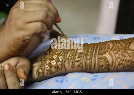 Am Abend vor ihrer Heirat in Thiruvananthapuram (Trivandrum), Kerala, Indien, am 05. Februar 2020 wird die Braut auf die Hände und Füße einer hinduistischen Braut aufgetragen. (Foto von Creative Touch Imaging Ltd./NurPhoto) Stockfoto