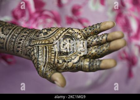 Am Abend vor ihrer Heirat in Thiruvananthapuram (Trivandrum), Kerala, Indien, am 05. Februar 2020 wird die Braut auf die Hände und Füße einer hinduistischen Braut aufgetragen. (Foto von Creative Touch Imaging Ltd./NurPhoto) Stockfoto