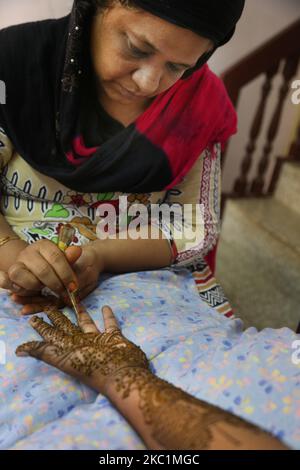 Am Abend vor ihrer Heirat in Thiruvananthapuram (Trivandrum), Kerala, Indien, am 05. Februar 2020 wird die Braut auf die Hände und Füße einer hinduistischen Braut aufgetragen. (Foto von Creative Touch Imaging Ltd./NurPhoto) Stockfoto