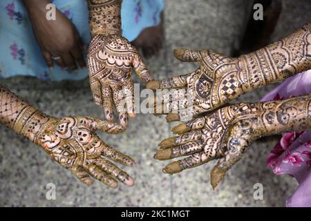 Die Hindu Bride und ihre Schwestern zeigen am Abend vor ihrer Heirat in Thiruvananthapuram (Trivandrum), Kerala, Indien, am 05. Februar 2020 ihr Brauthenna. (Foto von Creative Touch Imaging Ltd./NurPhoto) Stockfoto