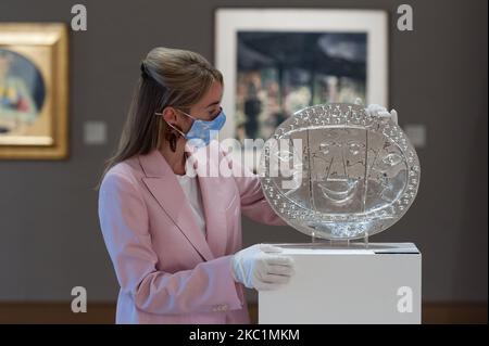 LONDON, GROSSBRITANNIEN - 12. OKTOBER 2020: Ein Mitarbeiter posiert mit Vallauris (1956) von Pablo Picasso (1881 - 1973), Schätzung (£30.000 - 50.000) während eines Fotoanrufs für Bonhams' Impressionist and Modern Art Sale, am 12. Oktober 2020 in London, England. (Foto von Wiktor Szymanowicz/NurPhoto) Stockfoto