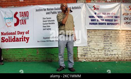 Harsh Mander, Bürgerrechtler, sprach während des Protests gegen die Verhaftung von Stan Swamy durch die National Investigative Agency (NIA) im Fall Elgar Parishad-Bhima Koregaon bei Jantar Mantar im Oktober 12, 2020 in Neu-Delhi, Indien. Stan Swamy ist ein 83-jähriger Jesuitenpater, der seit mehr als 30 Jahren für das Wohlergehen von Tribalen in Jharkhand arbeitet. (Foto von Mayank Makhija/NurPhoto) Stockfoto