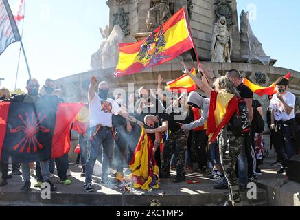 Rechtsextreme politische Gruppe, die eine katalanische Flagge und Fotos von Quim Torra und Carles Puigdemont während der Gedenkakte vom 12. Oktober, dem Nationalfeiertag Spaniens, der von spanischen Gewerkschaftsgruppen am 12.. Oktober 2020 auf der Plaza de Colon in Barcelona gefeiert wurde. (Foto von Joan Valls/Urbanandsport/NurPhoto) Stockfoto