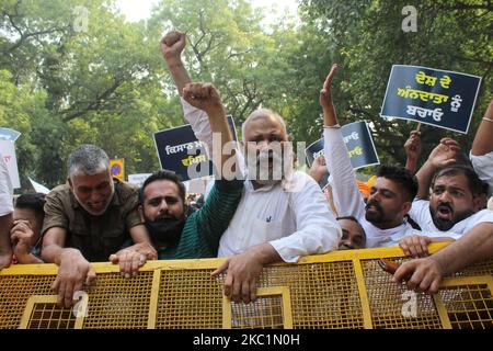 Somnath Bharti, MLA von Malviya Nagar in Delhi, beteiligt sich am 12. Oktober 2020 mit Unterstützern der Aam Aadmi Party (AAP) an einer Protestdemonstration gegen kürzlich verabschiedete Agrargesetze bei Jantar Mantar in Neu-Delhi. Die Einheit Punjab der AAP organisierte den Protest, an dem Minister des Kejriwal-Kabinetts, andere Parteiführer der nationalen Hauptstadt und Mitglieder der Legislativversammlung von Delhi (MLAs) teilnahmen. (Foto von Mayank Makhija/NurPhoto) Stockfoto