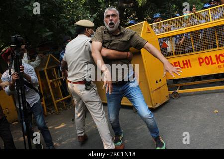 Anhänger der Aam Aadmi Party (AAP) wurden von der Polizei in Delhi festgenommen, als sie versuchten, auf das parlament zu marschieren, während sie am 12. Oktober 2020 in Jantar Mantar in Neu-Delhi gegen die kürzlich von der Regierung Modi verabschiedeten Agrargesetze protestierten. Die Einheit Punjab der AAP organisierte den Protest, an dem Minister des Kejriwal-Kabinetts, andere Parteiführer der nationalen Hauptstadt und Mitglieder der Legislativversammlung von Delhi (MLAs) teilnahmen. (Foto von Mayank Makhija/NurPhoto) Stockfoto