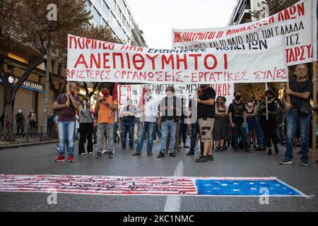 Auf den Straßen der griechischen Stadt Thessaloniki fand ein protestmarsch gegen den offiziellen Besuch des US-Außenministers Mike Pompeo oder offiziell Michael Richard Pompeo im Rahmen seines Besuchs in Griechenland statt. Anti-Pompeo, Anti-USA und Anti-NATO oder Inschriften, die auf Transparenten über Pompeo Go Gome sprachen, wurden von Demonstranten gehalten, die den gleichen Slogans von verschiedenen kommunistischen, linken Gruppen, Organisationen, Arbeits- oder Studentengewerkschaften usw. folgten, die daran teilnahmen. Vor dem US-Konsulat wurde eine handgemachte US-Flagge eingeklebt, sodass Menschen darauf traten und dann die Flagge der USA verbrannt wurde. Thessaloniki, Stockfoto