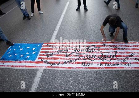 Auf den Straßen der griechischen Stadt Thessaloniki fand ein protestmarsch gegen den offiziellen Besuch des US-Außenministers Mike Pompeo oder offiziell Michael Richard Pompeo im Rahmen seines Besuchs in Griechenland statt. Anti-Pompeo, Anti-USA und Anti-NATO oder Inschriften, die auf Transparenten über Pompeo Go Gome sprachen, wurden von Demonstranten gehalten, die den gleichen Slogans von verschiedenen kommunistischen, linken Gruppen, Organisationen, Arbeits- oder Studentengewerkschaften usw. folgten, die daran teilnahmen. Vor dem US-Konsulat wurde eine handgemachte US-Flagge eingeklebt, sodass Menschen darauf traten und dann die Flagge der USA verbrannt wurde. Thessaloniki, Stockfoto