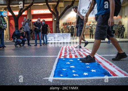 Demonstranten treten auf die US-Flagge. Auf den Straßen der griechischen Stadt Thessaloniki fand ein protestmarsch gegen den offiziellen Besuch des US-Außenministers Mike Pompeo oder offiziell Michael Richard Pompeo im Rahmen seines Besuchs in Griechenland statt. Anti-Pompeo, Anti-USA und Anti-NATO oder Inschriften, die auf Transparenten über Pompeo Go Gome sprachen, wurden von Demonstranten gehalten, die den gleichen Slogans von verschiedenen kommunistischen, linken Gruppen, Organisationen, Arbeits- oder Studentengewerkschaften usw. folgten, die daran teilnahmen. Vor dem US-Konsulat wurde eine handgemachte US-Flagge geklebt, sodass Leute darauf traten und dann die f Stockfoto