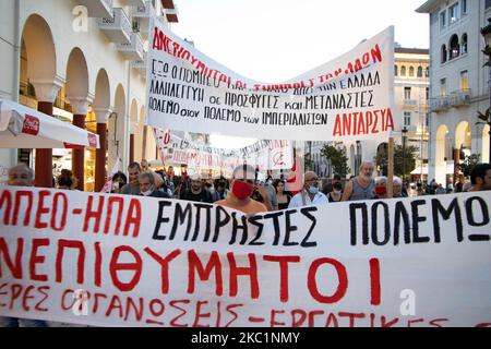 Auf den Straßen der griechischen Stadt Thessaloniki fand ein protestmarsch gegen den offiziellen Besuch des US-Außenministers Mike Pompeo oder offiziell Michael Richard Pompeo im Rahmen seines Besuchs in Griechenland statt. Anti-Pompeo, Anti-USA und Anti-NATO oder Inschriften, die auf Transparenten über Pompeo Go Gome sprachen, wurden von Demonstranten gehalten, die den gleichen Slogans von verschiedenen kommunistischen, linken Gruppen, Organisationen, Arbeits- oder Studentengewerkschaften usw. folgten, die daran teilnahmen. Vor dem US-Konsulat wurde eine handgemachte US-Flagge eingeklebt, sodass Menschen darauf traten und dann die Flagge der USA verbrannt wurde. Thessaloniki, Stockfoto