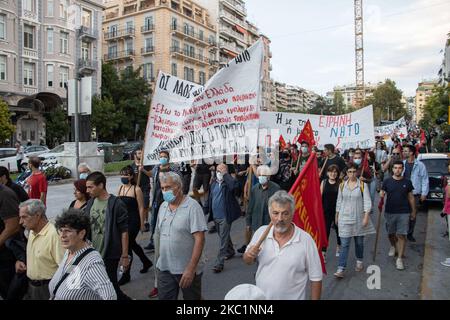 Auf den Straßen der griechischen Stadt Thessaloniki fand ein protestmarsch gegen den offiziellen Besuch des US-Außenministers Mike Pompeo oder offiziell Michael Richard Pompeo im Rahmen seines Besuchs in Griechenland statt. Anti-Pompeo, Anti-USA und Anti-NATO oder Inschriften, die auf Transparenten über Pompeo Go Gome sprachen, wurden von Demonstranten gehalten, die den gleichen Slogans von verschiedenen kommunistischen, linken Gruppen, Organisationen, Arbeits- oder Studentengewerkschaften usw. folgten, die daran teilnahmen. Vor dem US-Konsulat wurde eine handgemachte US-Flagge eingeklebt, sodass Menschen darauf traten und dann die Flagge der USA verbrannt wurde. Thessaloniki, Stockfoto