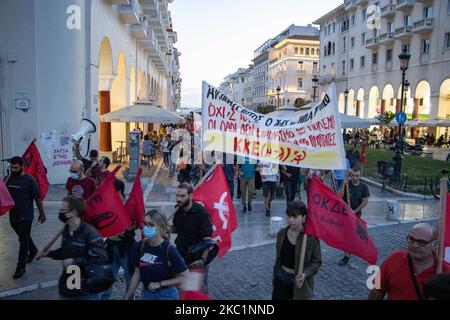 Auf den Straßen der griechischen Stadt Thessaloniki fand ein protestmarsch gegen den offiziellen Besuch des US-Außenministers Mike Pompeo oder offiziell Michael Richard Pompeo im Rahmen seines Besuchs in Griechenland statt. Anti-Pompeo, Anti-USA und Anti-NATO oder Inschriften, die auf Transparenten über Pompeo Go Gome sprachen, wurden von Demonstranten gehalten, die den gleichen Slogans von verschiedenen kommunistischen, linken Gruppen, Organisationen, Arbeits- oder Studentengewerkschaften usw. folgten, die daran teilnahmen. Vor dem US-Konsulat wurde eine handgemachte US-Flagge eingeklebt, sodass Menschen darauf traten und dann die Flagge der USA verbrannt wurde. Thessaloniki, Stockfoto