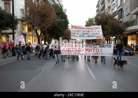 Auf den Straßen der griechischen Stadt Thessaloniki fand ein protestmarsch gegen den offiziellen Besuch des US-Außenministers Mike Pompeo oder offiziell Michael Richard Pompeo im Rahmen seines Besuchs in Griechenland statt. Anti-Pompeo, Anti-USA und Anti-NATO oder Inschriften, die auf Transparenten über Pompeo Go Gome sprachen, wurden von Demonstranten gehalten, die den gleichen Slogans von verschiedenen kommunistischen, linken Gruppen, Organisationen, Arbeits- oder Studentengewerkschaften usw. folgten, die daran teilnahmen. Vor dem US-Konsulat wurde eine handgemachte US-Flagge eingeklebt, sodass Menschen darauf traten und dann die Flagge der USA verbrannt wurde. Thessaloniki, Stockfoto