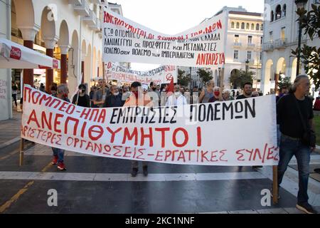 Auf den Straßen der griechischen Stadt Thessaloniki fand ein protestmarsch gegen den offiziellen Besuch des US-Außenministers Mike Pompeo oder offiziell Michael Richard Pompeo im Rahmen seines Besuchs in Griechenland statt. Anti-Pompeo, Anti-USA und Anti-NATO oder Inschriften, die auf Transparenten über Pompeo Go Gome sprachen, wurden von Demonstranten gehalten, die den gleichen Slogans von verschiedenen kommunistischen, linken Gruppen, Organisationen, Arbeits- oder Studentengewerkschaften usw. folgten, die daran teilnahmen. Vor dem US-Konsulat wurde eine handgemachte US-Flagge eingeklebt, sodass Menschen darauf traten und dann die Flagge der USA verbrannt wurde. Thessaloniki, Stockfoto