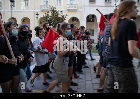 Auf den Straßen der griechischen Stadt Thessaloniki fand ein protestmarsch gegen den offiziellen Besuch des US-Außenministers Mike Pompeo oder offiziell Michael Richard Pompeo im Rahmen seines Besuchs in Griechenland statt. Anti-Pompeo, Anti-USA und Anti-NATO oder Inschriften, die auf Transparenten über Pompeo Go Gome sprachen, wurden von Demonstranten gehalten, die den gleichen Slogans von verschiedenen kommunistischen, linken Gruppen, Organisationen, Arbeits- oder Studentengewerkschaften usw. folgten, die daran teilnahmen. Vor dem US-Konsulat wurde eine handgemachte US-Flagge eingeklebt, sodass Menschen darauf traten und dann die Flagge der USA verbrannt wurde. Thessaloniki, Stockfoto