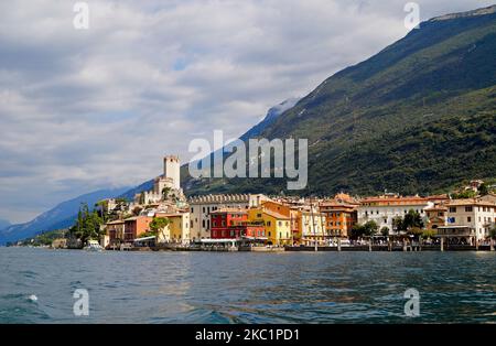 Castello Scaligero oder die Burg Scaligero in der mediterranen Stadt Malcesine am Gardasee in Norditalien, Lombardei Stockfoto