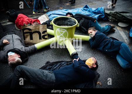 Hundert Mitglieder der ökologischen Bewegung Extinction Rebellion (XR) versuchten am 13. Oktober 2020 in Paris, Frankreich, friedlich den Vorplatz des Umweltministeriums zu besetzen, indem sie ein solidarisches und ökologisches Lager einweihten. Die Polizei griff schnell ein, um die Militanten, die den Boulevard Saint-Germain im 7.. Arrondissement von Paris besetzen, zu verlagern und das Lager zu demontieren. (Foto von Samuel Boivin/NurPhoto) Stockfoto