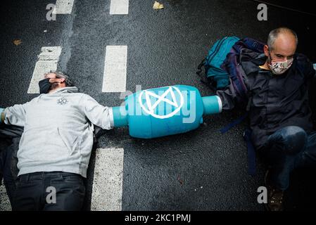 Hundert Mitglieder der ökologischen Bewegung Extinction Rebellion (XR) versuchten am 13. Oktober 2020 in Paris, Frankreich, friedlich den Vorplatz des Umweltministeriums zu besetzen, indem sie ein solidarisches und ökologisches Lager einweihten. Die Polizei griff schnell ein, um die Militanten, die den Boulevard Saint-Germain im 7.. Arrondissement von Paris besetzen, zu verlagern und das Lager zu demontieren. (Foto von Samuel Boivin/NurPhoto) Stockfoto