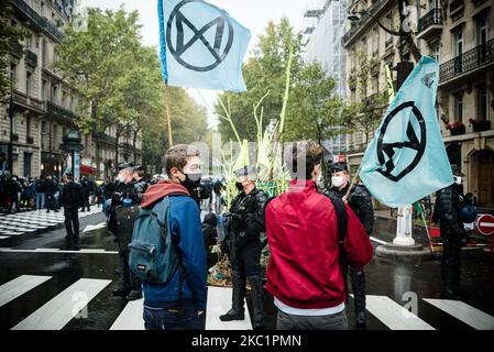 Hundert Mitglieder der ökologischen Bewegung Extinction Rebellion (XR) versuchten am 13. Oktober 2020 in Paris, Frankreich, friedlich den Vorplatz des Umweltministeriums zu besetzen, indem sie ein solidarisches und ökologisches Lager einweihten. Die Polizei griff schnell ein, um die Militanten, die den Boulevard Saint-Germain im 7.. Arrondissement von Paris besetzen, zu verlagern und das Lager zu demontieren. (Foto von Samuel Boivin/NurPhoto) Stockfoto