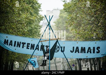 Hundert Mitglieder der ökologischen Bewegung Extinction Rebellion (XR) versuchten am 13. Oktober 2020 in Paris, Frankreich, friedlich den Vorplatz des Umweltministeriums zu besetzen, indem sie ein solidarisches und ökologisches Lager einweihten. Die Polizei griff schnell ein, um die Militanten, die den Boulevard Saint-Germain im 7.. Arrondissement von Paris besetzen, zu verlagern und das Lager zu demontieren. (Foto von Samuel Boivin/NurPhoto) Stockfoto