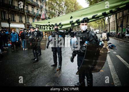 Hundert Mitglieder der ökologischen Bewegung Extinction Rebellion (XR) versuchten am 13. Oktober 2020 in Paris, Frankreich, friedlich den Vorplatz des Umweltministeriums zu besetzen, indem sie ein solidarisches und ökologisches Lager einweihten. Die Polizei griff schnell ein, um die Militanten, die den Boulevard Saint-Germain im 7.. Arrondissement von Paris besetzen, zu verlagern und das Lager zu demontieren. (Foto von Samuel Boivin/NurPhoto) Stockfoto