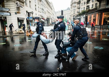 Hundert Mitglieder der ökologischen Bewegung Extinction Rebellion (XR) versuchten am 13. Oktober 2020 in Paris, Frankreich, friedlich den Vorplatz des Umweltministeriums zu besetzen, indem sie ein solidarisches und ökologisches Lager einweihten. Die Polizei griff schnell ein, um die Militanten, die den Boulevard Saint-Germain im 7.. Arrondissement von Paris besetzen, zu verlagern und das Lager zu demontieren. (Foto von Samuel Boivin/NurPhoto) Stockfoto