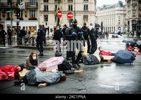 Hundert Mitglieder der ökologischen Bewegung Extinction Rebellion (XR) versuchten am 13. Oktober 2020 in Paris, Frankreich, friedlich den Vorplatz des Umweltministeriums zu besetzen, indem sie ein solidarisches und ökologisches Lager einweihten. Die Polizei griff schnell ein, um die Militanten, die den Boulevard Saint-Germain im 7.. Arrondissement von Paris besetzen, zu verlagern und das Lager zu demontieren. (Foto von Samuel Boivin/NurPhoto) Stockfoto