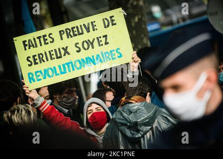 Hundert Mitglieder der ökologischen Bewegung Extinction Rebellion (XR) versuchten am 13. Oktober 2020 in Paris, Frankreich, friedlich den Vorplatz des Umweltministeriums zu besetzen, indem sie ein solidarisches und ökologisches Lager einweihten. Die Polizei griff schnell ein, um die Militanten, die den Boulevard Saint-Germain im 7.. Arrondissement von Paris besetzen, zu verlagern und das Lager zu demontieren. (Foto von Samuel Boivin/NurPhoto) Stockfoto