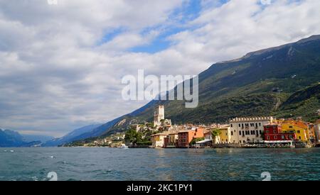 Castello Scaligero oder die Burg Scaligero in der mediterranen Stadt Malcesine am Gardasee in Norditalien, Lombardei Stockfoto
