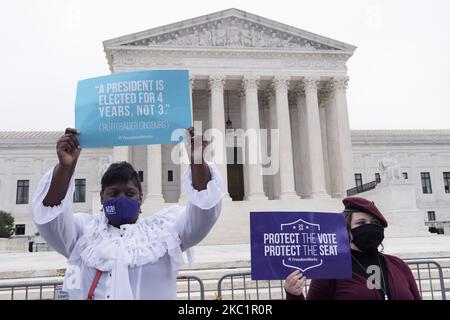 Protestierende für und gegen die Versammlung vor dem Obersten Gerichtshof der USA während der heutigen Bestätigung von Amy Coney Barrett am 13. Oktober 2020 in Washington DC. (Foto von Lenin Nolly/NurPhoto) Stockfoto